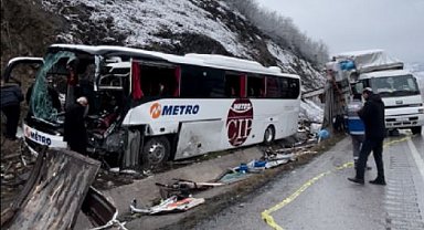 Samsun'da yolcu otobüsü, kamyona çarptı; 1 ölü, 16 yaralı