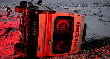Şanlıurfa'da ambulans devrildi: 1 yaralı
