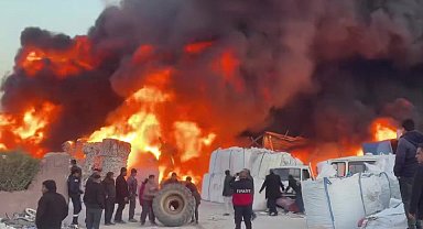 Şanlıurfa'da, geri dönüşüm tesisindeki yangın söndürüldü