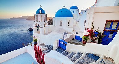 Santorini Adası'ndaki sismik hareketlilik nedeniyle eğitime ara verildi