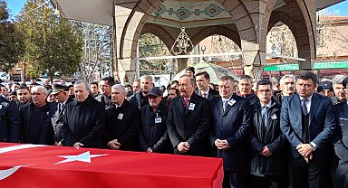 Şapkasını taktığı şehit babasını selam vererek uğurladı