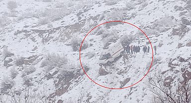 Şarampole savrulan cenaze aracı, kaya parçası sayesinde durdu