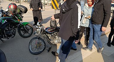 Servis minibüsüyle çarpışan motosikletin sürücüsü yaralandı