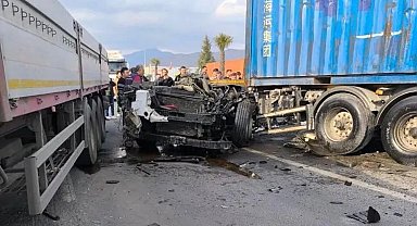 Seyir halindeki TIR karşı şeride geçti, sürücüsü hayatını kaybetti