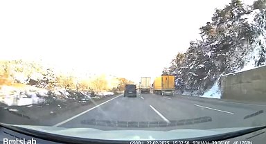 Seyir halindeki TIR'ın dorsesi koptu; o anlar kamerada