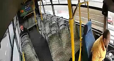 Seyir halindeyken şoförün bayıldığı özel halk otobüsünü yolcu durdurmaya çalıştı; o anlar kamerada