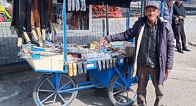Seyyar tezgahında 40 yıldır çakmak tamir ediyor