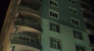 Siirt'te 10 katlı binadaki yangında 20 kişi dumandan etkilendi; mahsur kalanların tahliyesi kamerada