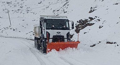 Şırnak'ta kardan 13 köy yolu ulaşıma kapandı; eğitime bir gün ara verildi