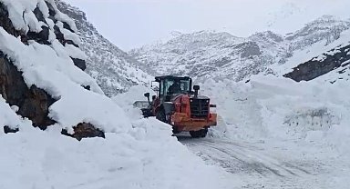 Şırnak'ta köy yoluna çığ düştü