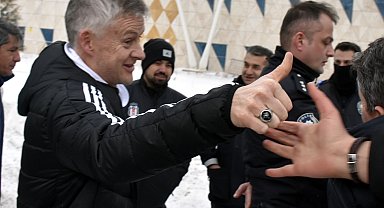 Sivas'a ulaşan Beşiktaş'ta Solskjaer'e Osmanlı tuğralı yüzük hediyesi