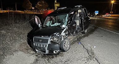 Sivas'ta hafif ticari araç ile minibüs çarpıştı: 2'si ağır, 7 yaralı