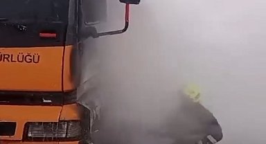 Sivas'ta kar küreme ve tuzlama aracındaki yangını, itfaiye söndürdü