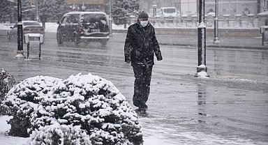 Sivas'ta kar yağışı; 215 yerleşim yerinin yolu kapandı