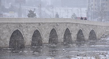 Sivas'ta kar yağışı; 33 yerleşim yerinin yolu kapandı