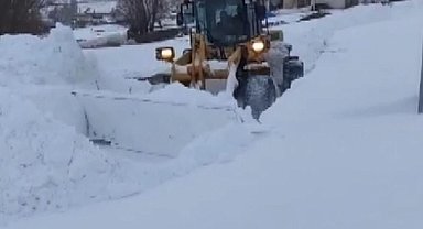 Sivas'ta kar yağışı; 33 yerleşim yerinin yolu kapandı