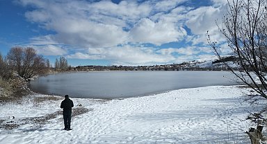 Sivas'ta, Serpincik Göleti'nin yüzeyi buz tuttu