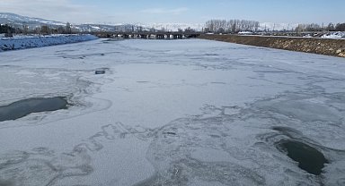 Sivas'ta sıcaklık eksi 23'ü gördü, Kızılırmak buz tuttu