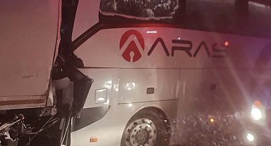 Sivas'ta yolcu otobüsü, park halindeki TIR'a çarptı: 1 ölü, 13 yaralı