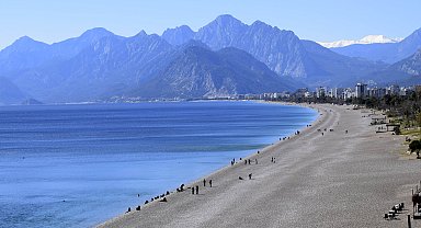 Soğuk hava Antalya'da da hissedildi, güneşe rağmen sahil boş kaldı
