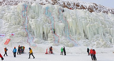 Sporcular, 20 metre yüksekliğindeki buz duvarına tırmandı