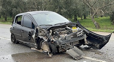 Su kanalına çarpan otomobilin sürücüsü yaralandı