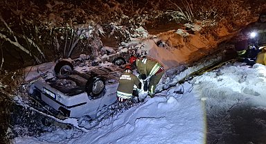Su kanalına düşen otomobilde sıkışan sürücüyü itfaiye kurtardı