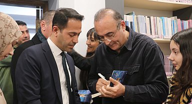 Sunay Akın'ın yeni kitabı 'Koyu Mavi Memleket Kumaşı' Gaziantep'te tanıtıldı