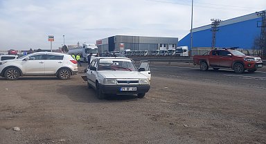 Sürücüsünün geri manevra yaptığı otomobile, başka bir otomobil çarptı; 4 yaralı