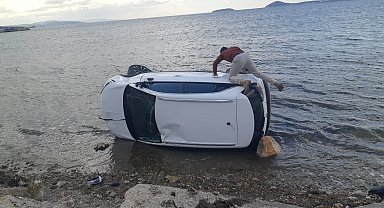 Sürücüsünün virajı alamadığı otomobil denize düştü