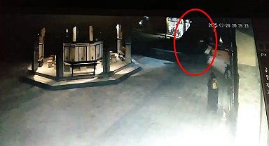 Tarihi caminin bahçesindeki 550 yıllık ağacın devrilme anı kamerada