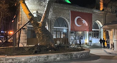 Tarihi caminin bahçesindeki 550 yıllık çınar ağacı, kökünden çıkarak devrildi