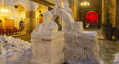 Tarihi medresenin bahçesine Alaaddin Keykubat'ın kardan heykelini yaptı