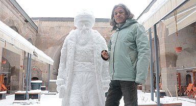 Tarihi medresenin bahçesine Mimar Sinan'ın kardan heykelini yaptı
