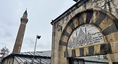 Tarihi Ulu Cami'nin minaresinde 5 yıldır 'eğilme' gözlenmedi