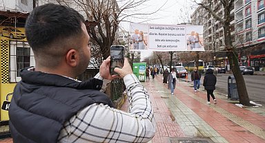 Tartıştığı eşinden, astığı pankartla özür diledi