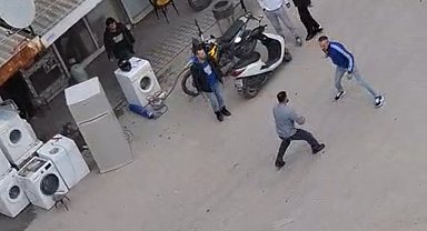 Tartıştığı husumetlisini bıçakla öldürdü; olay kamerada