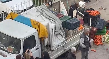 Tartıştığı seyyar satıcının meyvelerini döküp, aracının aynasını kırdı