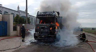 Tekirdağ'da park halindeki TIR yandı