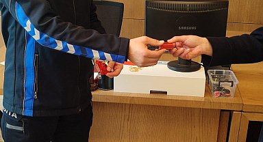 Temizlik görevlisinin bulduğu, içinde 100 bin liralık altın olan kese, sahibine teslim edildi