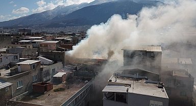 Teras kattaki daire yangında kullanılamaz hale geldi