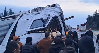 TIR devrildi, yol trafiğe kapandı