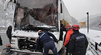 TIR'a çarpan otobüsün sürücüsü yaralandı