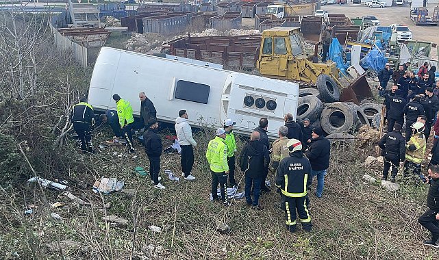 TIR'ın çarptığı işçi servis otobüsü şarampole devrildi; 1'i ağır, 9 yaralı