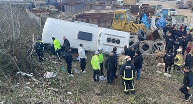 TIR'ın çarptığı işçi servis otobüsü şarampole devrildi; 1'i ağır, 9 yaralı