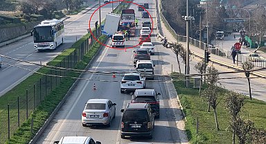 TIR'ın dorsesindeki makine kontrol paneli refüje düştü