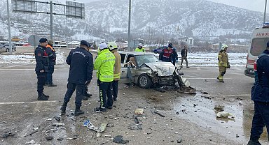 Tokat'ta otomobil, TIR'a çarptı; 1 ölü, 2 yaralı