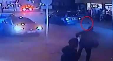 Topu yola kaçan Miraç, hafif ticari aracın çarpmasıyla yaralandı; kaza kamerada