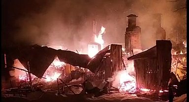 Trabzon'da 2 katlı ahşap ev yandı