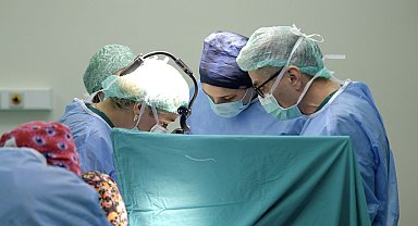 Trafik kazasında yüz kemikleri kırılan 18 yaşındaki genç, Türkiye'de tedaviye alındı